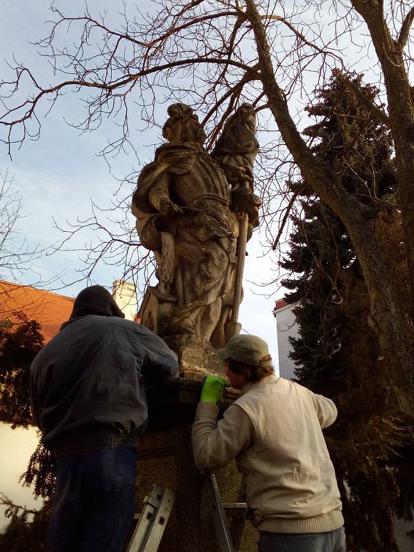Demontáž sochy sv. Floriána, Třebíč Masarykovo náměstí 20. února 2019.