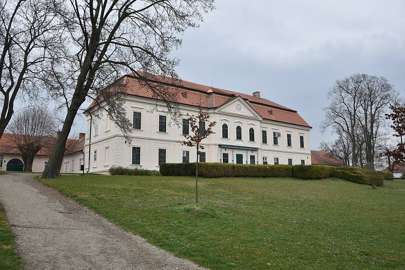 Zámek po revoluci získala do majetku obec. V roce 2015 se jí ho konečně podařilo prodat. Nyní to vypadá, že se obec Dukovany stane znovu majitelem.