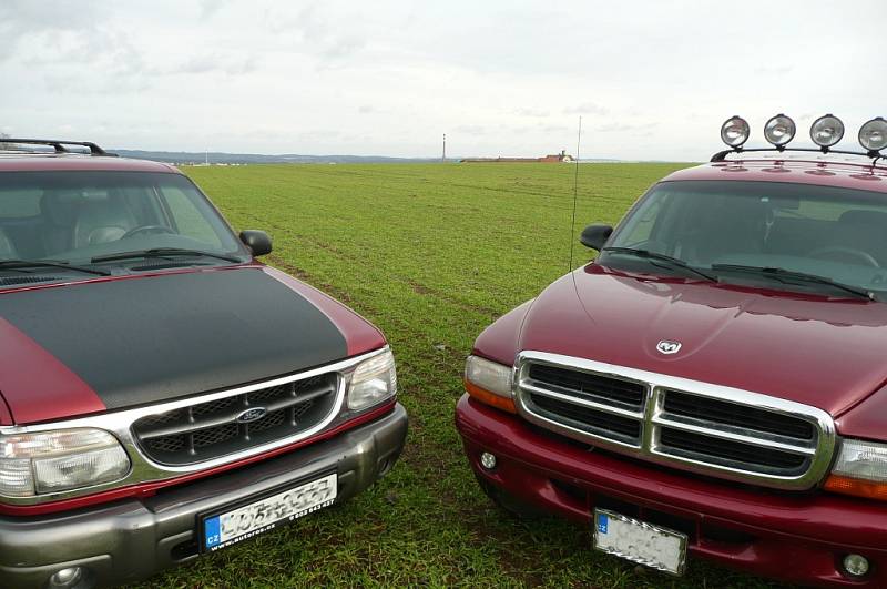 Ford Explorer versus Dodge Durango. Který vůz je lepší?