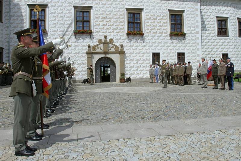 Na zámku Valeč u Náměště nad Oslavou se konalo dvoudenní pracovní zasedání náčelníků generálních štábů ozbrojených sil členských zemí V4 a Ukrajiny.
