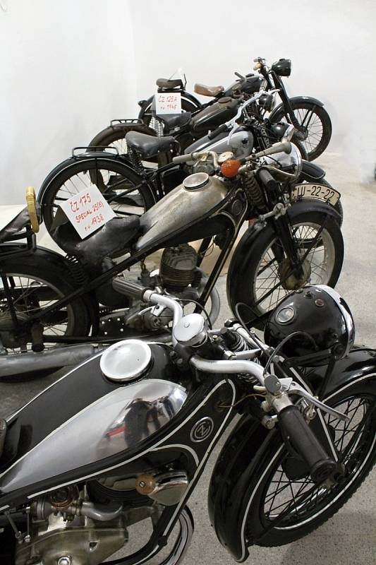 Na zámku v Polici slavnostně zahájili novou sezonu muzea československých letců v RAF a otevřeli novou expozici starých motocyklů.