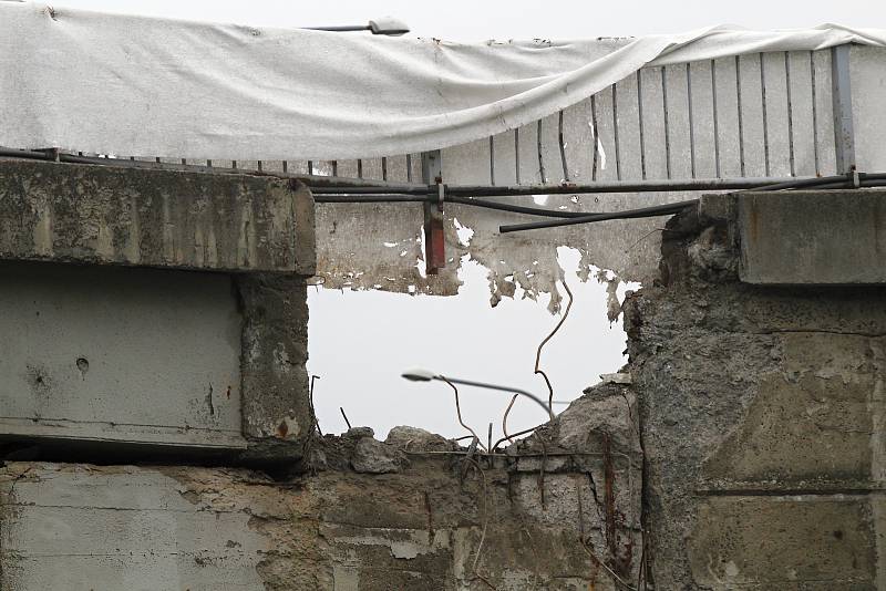 Bourání mostu a ramp u třebíčské nemocnice.