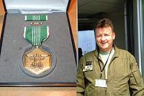Třiačtyřicetiletý velitel křídla a pilot vojenského vrtulníku Rudolf Straka obdržel americké vojenské vyznamenání Army Commendation Medal.