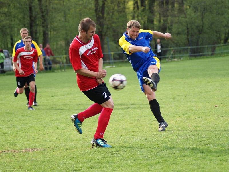 Studenec (v modrém Jiří Strnad) na půdě vedoucí Vrchoviny vyšel střelecky naprázdno. Hosté odolávali do 62. minuty, kdy poprvé inkasovali. Foto: David Mahel