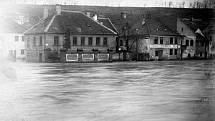 Povodně v třebíčské židovské čtvrti v roce 1912.