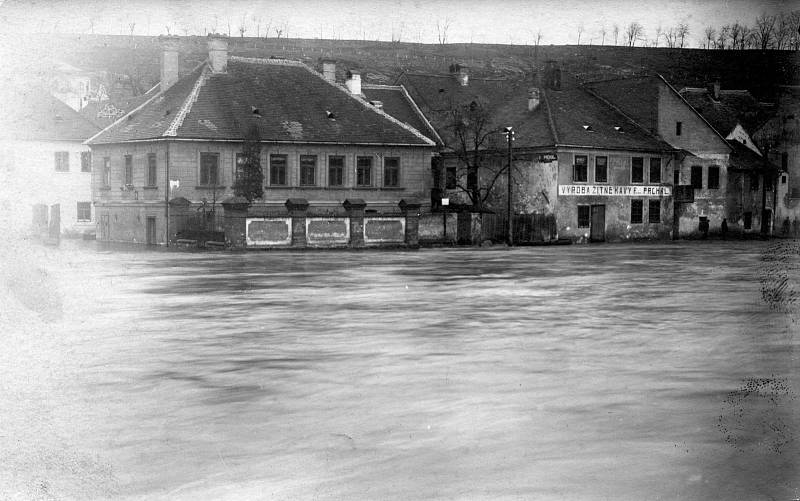 Povodně v třebíčské židovské čtvrti v roce 1912.