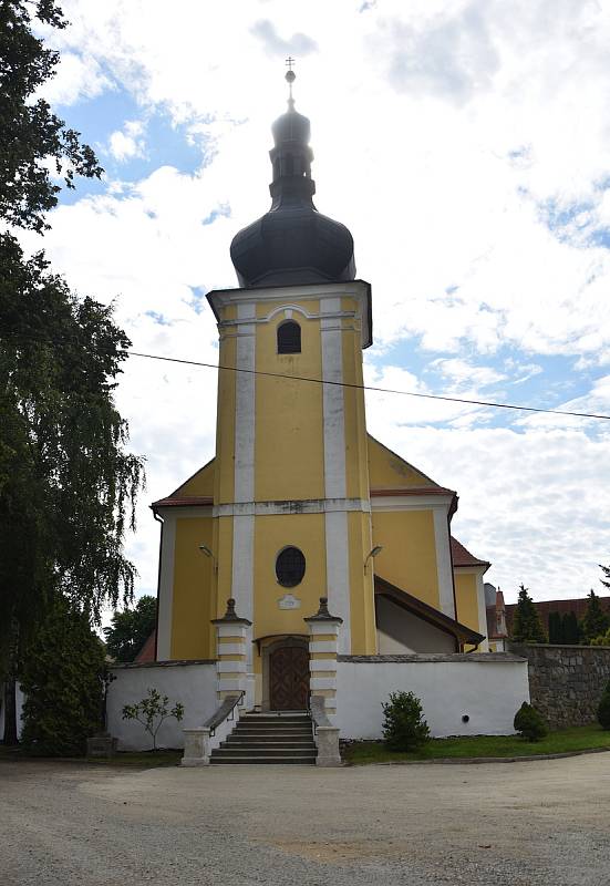 Nové zvony nesou jména svatý Josef Maria, který odpovídá parametrům rekvírovaného zvonu. Druhý je zvon svatý Jan Pavel II. - Boží milosrdenství a odpovídá puklému zvonu