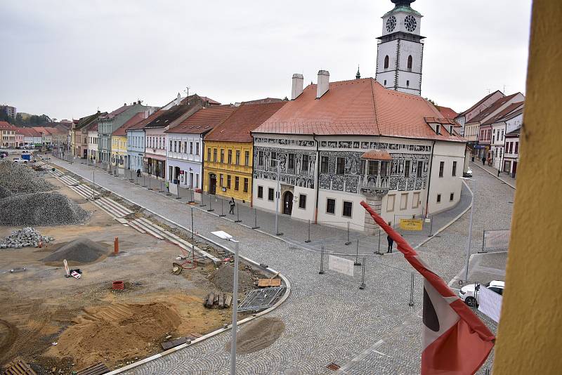 Na horní straně Karlova náměstí už lidé nechodí blátem, nýbrž po dlažbě. Všechny fotografie z října 2021.