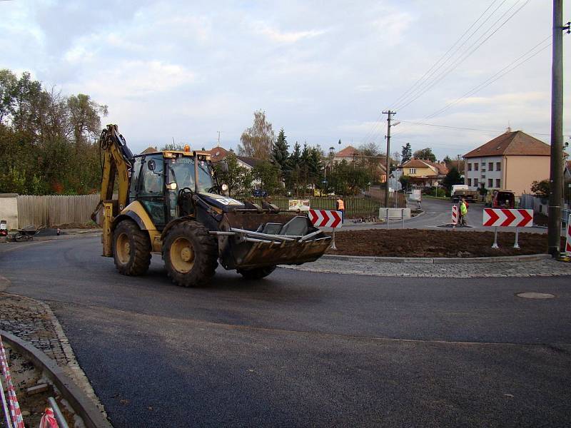 Nepřehledné křížení čtyř silnic se v pondělí definitivně změnilo na kruhový objezd.