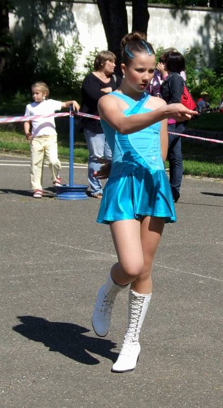 Během dopoledního bloku miniformací se v jemnické sokolovně představily mažoretky v kategoriích kadetek a juniorek.
