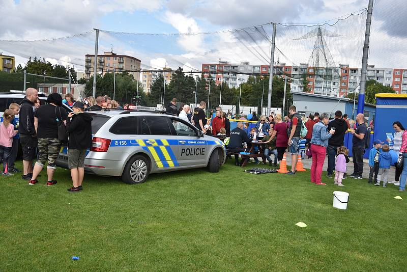 Nedělní odpoledne bylo ve sportovním areálu Na Hvězdě věnováno nejmenším sportovcům. V rámce dětského dne s IZS si zde děti vyzkoušely mnoho aktivit a prohlédly si i sanitku, hasičský nebo policejní vůz.