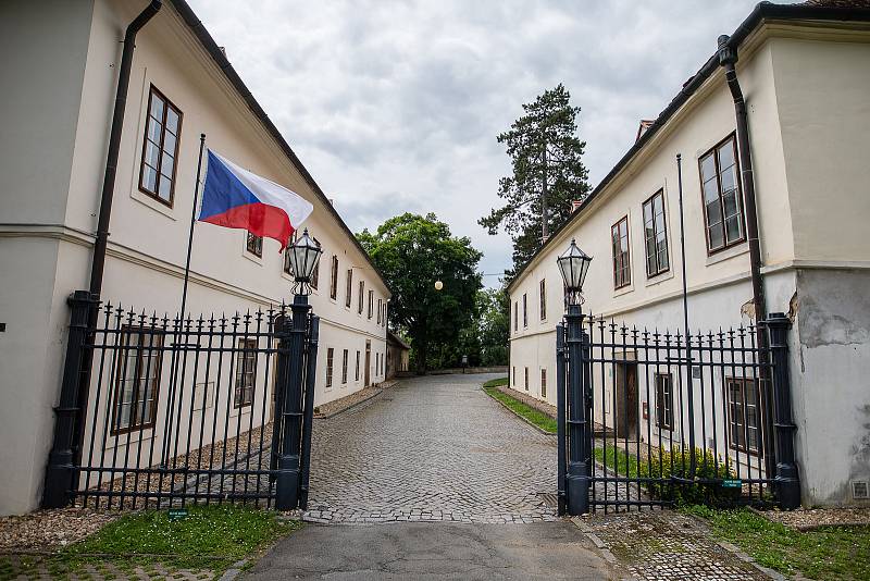 Léčba železem a ohněm. Výstava kovových objektů a skulptur uměleckého kováře Pavla Tasovského na obou nádvořích zámku a v zámeckém parku.