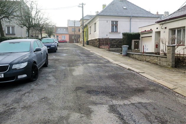 Rozbitá ulice v Třebíči bude mít nový povrch. Ale jen v necelé polovině