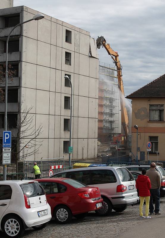 Stavbu z poloviny osmdesátých let začal doslova rozstříhávat speciální stroj.