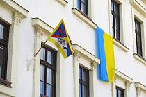 Tibetská a ukrajinská vlajka na třebíčské radnici
