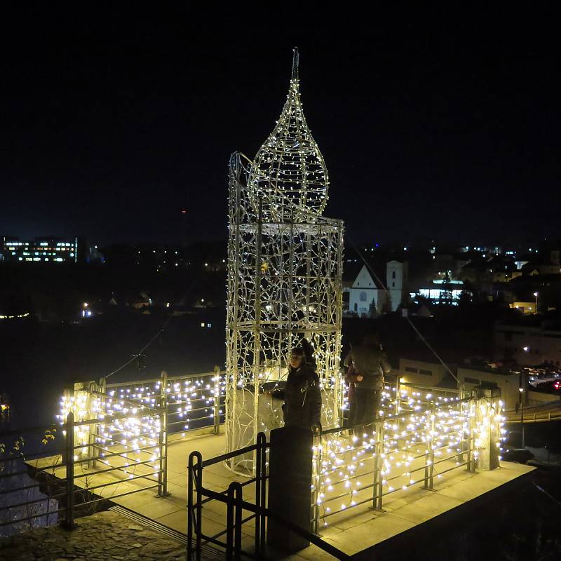 Třebíč přivítala advent. Po celém městě lze najít nejen běžnou vánoční výzdobu, ale i různá svítící zvířata, postavy, na Hrádku je opět i vánoční průchod.