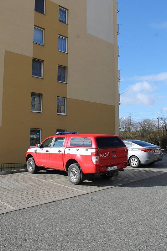 Ve třetím patře paneláku v ulici Zahraničního odboje v Třebíči Borovině došlo 26. února k tragickému požáru.