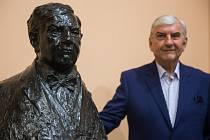 Odhalení busty Miroslava Donutila v třebíčském divadle Pasáž.