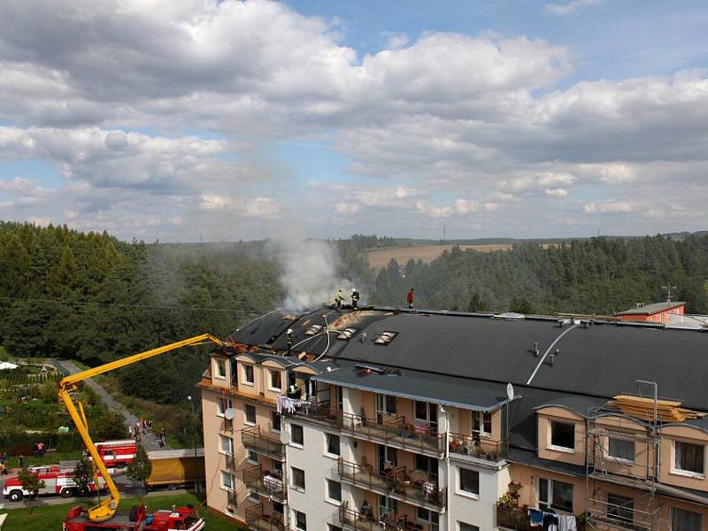 V Třebíči  v ulici Na Kopcích hořela střecha bytového domu.