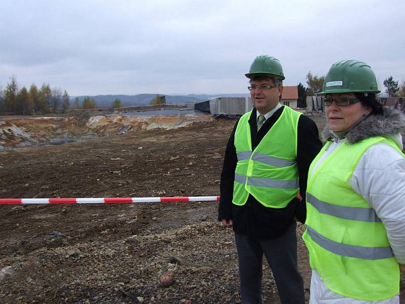 Na obhlídku aktuálního stavu skládky v Pozďátkách vyrazili krajský radní Zdeněk Ryšavý a vedoucí odboru životního prostředí vysočinského krajského úřadu Pavla Bendová.