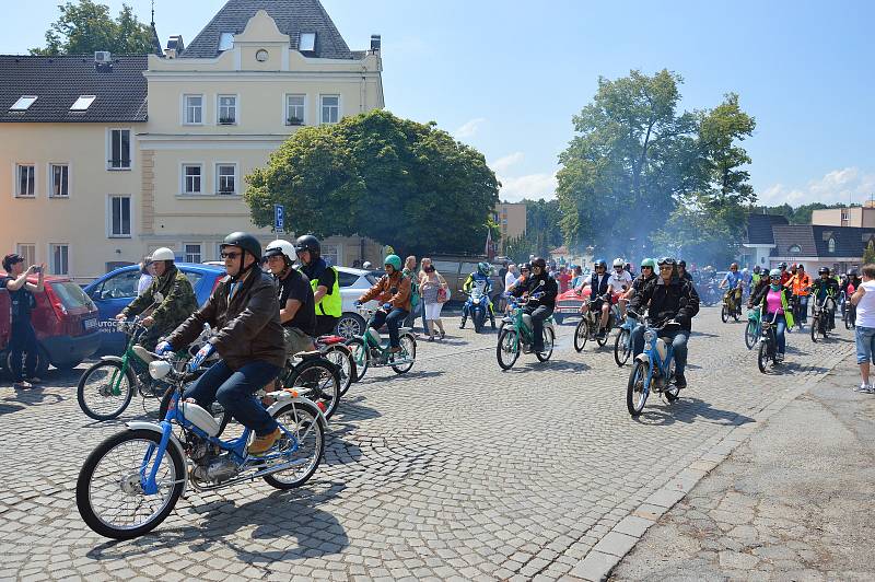 Odstartováno, pole stošestnácti mopedů a motocyklů se vydalo na jízdu Vysočinou