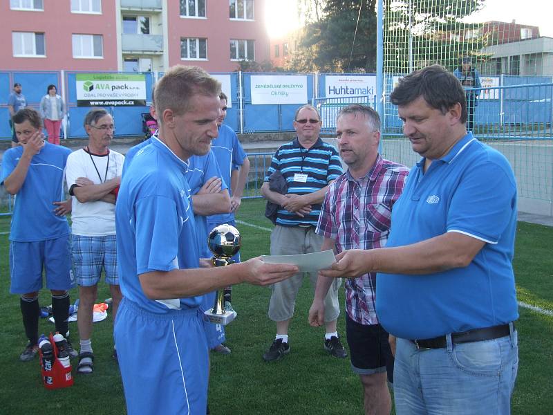 Ocenění po okříšském finále Poháru OFS Třebíč dostala trojice rozhodčích, poražený tým Starče a vítěznou trofej pak z rukou předsedy Okresního fotbalového svazu Radka Zimy převzal kapitán Náměště-Vícenic Lukáš Vrba.