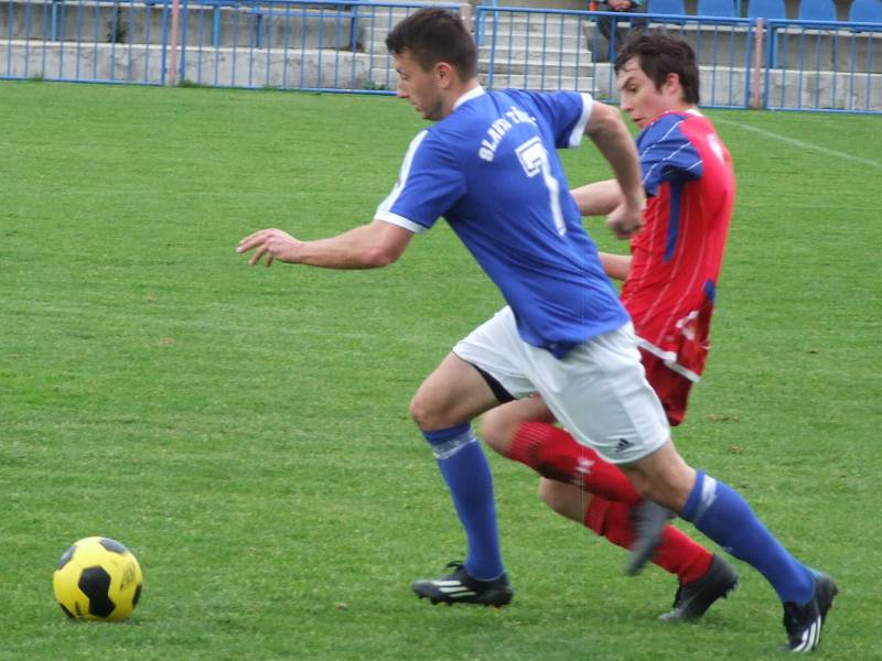 Juniorka HFK Třebíč (v červeném) prohrávala po první půli s Třeští 1:3 a ztrátu už po přestávce nedohnala.