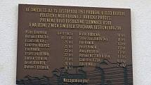 Na desce je celkem sedmnáct jmen, přičemž P. Jan Bula dostal trest smrti.