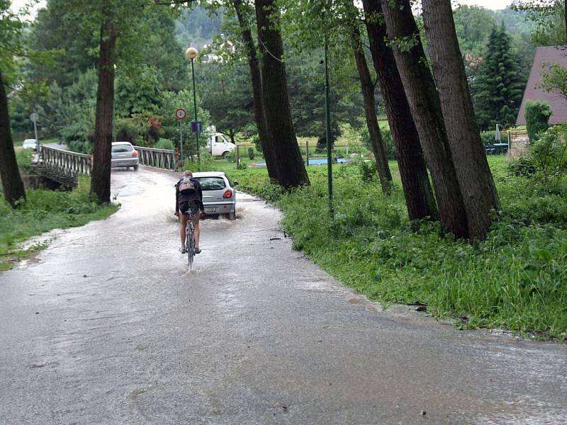 Před mostem v Poušově. Velká voda opět potrápila Třebíčsko. Všechny řeky a potoky v pondělí po vydatných deštích zaznamenaly zvýšené průtoky.