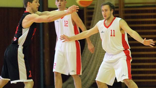 Basketbalisté Třebíče (v bílém) mají za cíl umístit se mezi čtyřmi nejlepšími týmy v tabulce oblastního přeboru. Do konce základní části zbývají už jen čtyři kola.