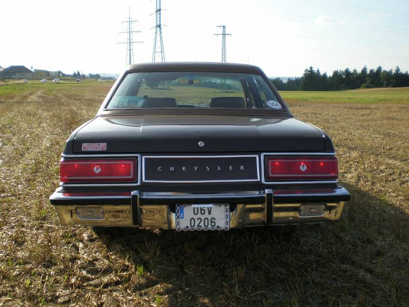 Chrysler Le Baron 1978. Záď vozu odhalí své kouzlo až po setmění.