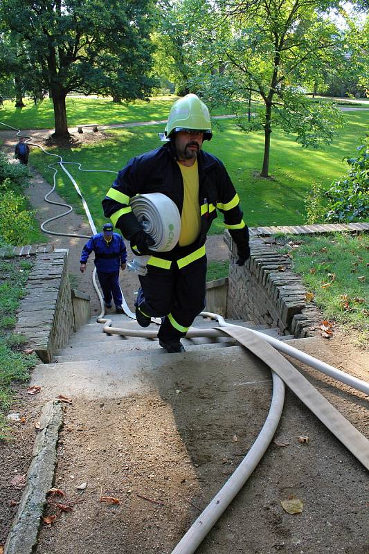 Námětem cvičení hasičů z náměšťského okrsku byla dálková doprava vody k zámku.