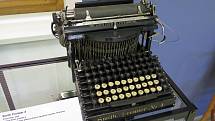 Firma Smith Premier vyráběla psací stroje s klávesami pro velká i malá písmena. Rozložení bylo stejné, jen při psaní nové věty bylo nutné přehmátnout na horní klávesnici. Tento pochází z roku 1906.