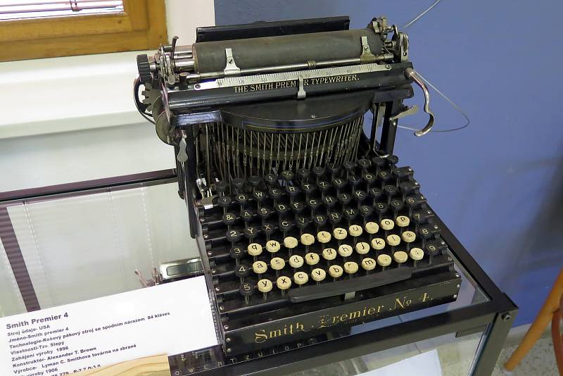Firma Smith Premier vyráběla psací stroje s klávesami pro velká i malá písmena. Rozložení bylo stejné, jen při psaní nové věty bylo nutné přehmátnout na horní klávesnici. Tento pochází z roku 1906.