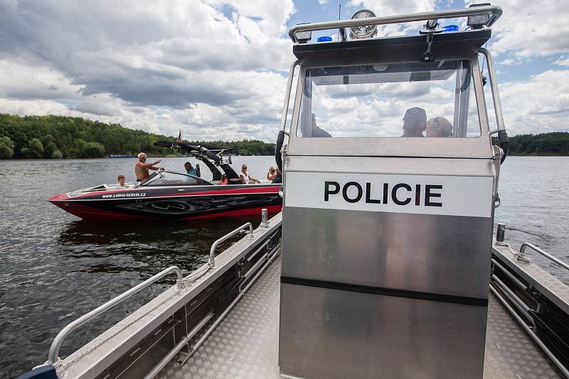 Policejní kontroly na Dalešické přehradě. Ilustrační foto.