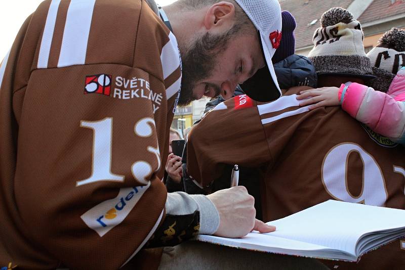 Tým Captains při přivítání na náměstí v Náměšti nad Oslavou.