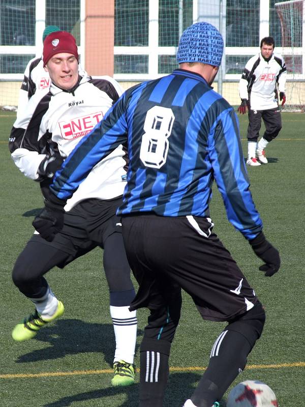 Zajímavou fotbalovou podívanou nabídl zápas mezi Šebkovicemi (v bílém) a Hartvíkovicemi (na snímku), ve které se oba týmy přetahovaly o výsledek.