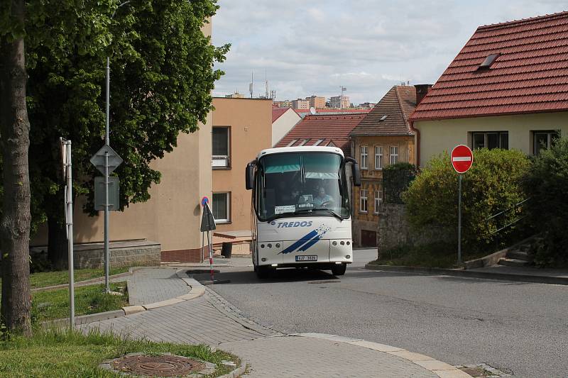 Uzavírka v Třebíči a její dopady. Ulicí Sokolská teď jezdí i autobusy.