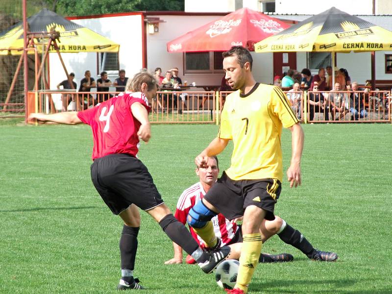 Vladislav (ve žlutém) v souboji sousedů v tabulce vedla nad rezervou Náměště-Vícenic po poločase už 3:0, ale hosté zápas po přestávce čtyřmi góly otočili.