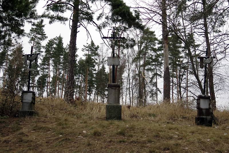 Tři kříže ve směru na Hodov prý podle pověsti upomínají na tragédii dvou bratrů a jedné krásné dívky.