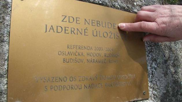 Zde nebude jaderné úložiště. Mosaznou desku s tímto nápisem nechalo před třemi lety vsadit do kamene u Budišova sdružení Zdravý domov Vysočina.