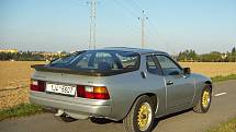 Porsche 924 Rostislava Fišera z Třebíče vozilo dříve i Bonna Scotta z proslulé hardrockové skupiny AC/DC.