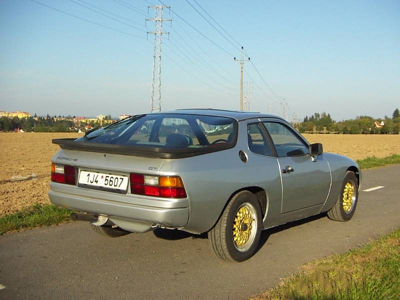 Porsche 924 Rostislava Fišera z Třebíče vozilo dříve i Bonna Scotta z proslulé hardrockové skupiny AC/DC.