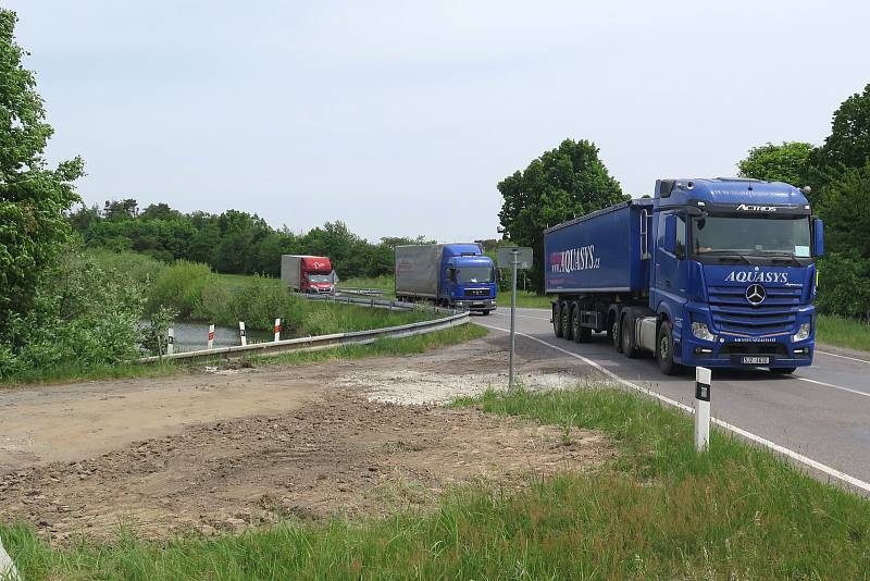Na už tak problematickém úseku silnice II/360 mezi Třebíčí a Velkým Meziříčím se propadla vozovka.