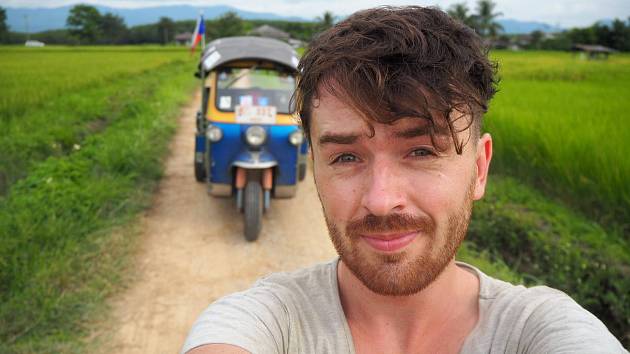 Tomáš Vejmola alias Tomík na cestách se vydal na dobrodružnou cestu a z Thajska jede zpátky do Hranic s vozítkem tuk-tuk.