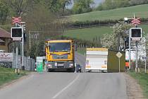 Okříšky zatěžuje množství kamionů, projíždějí tudy směrem k průmyslové zóně v Přibyslavicích a Nově Vsi. Plánovaný obchvat má ale i své odpůrce.