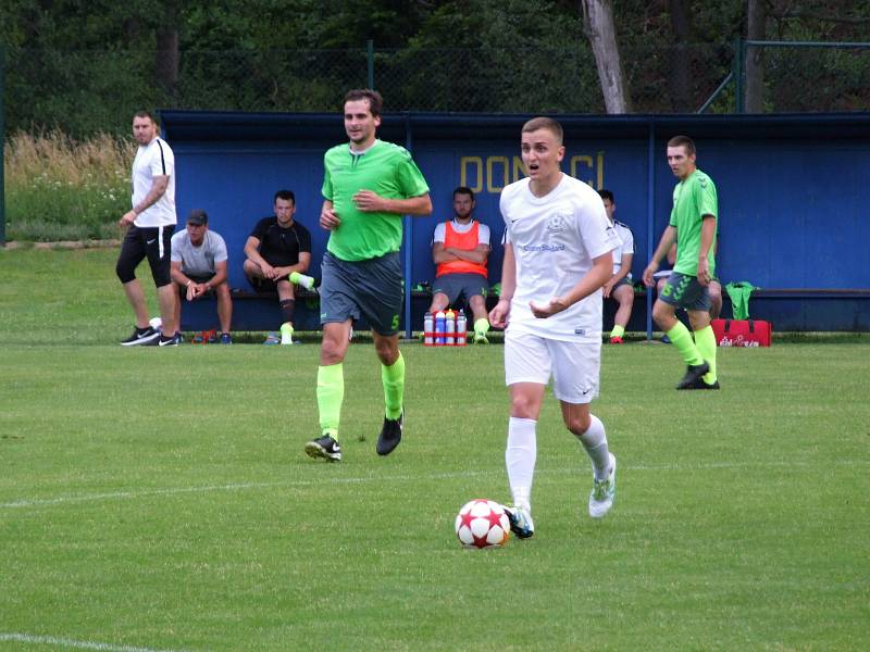 Fotbalistům Náměště-Vícenic (v zeleném) se ve druhém poločase rozhodujícího utkání sezony proti žďárské juniorce otevíraly možnosti rychlých brejků a dva využili.