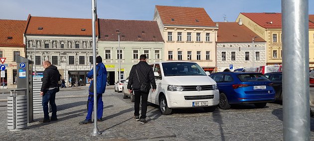 Parkovací systém v Třebíči po měsíci fungování: Auta se tu častěji střídají