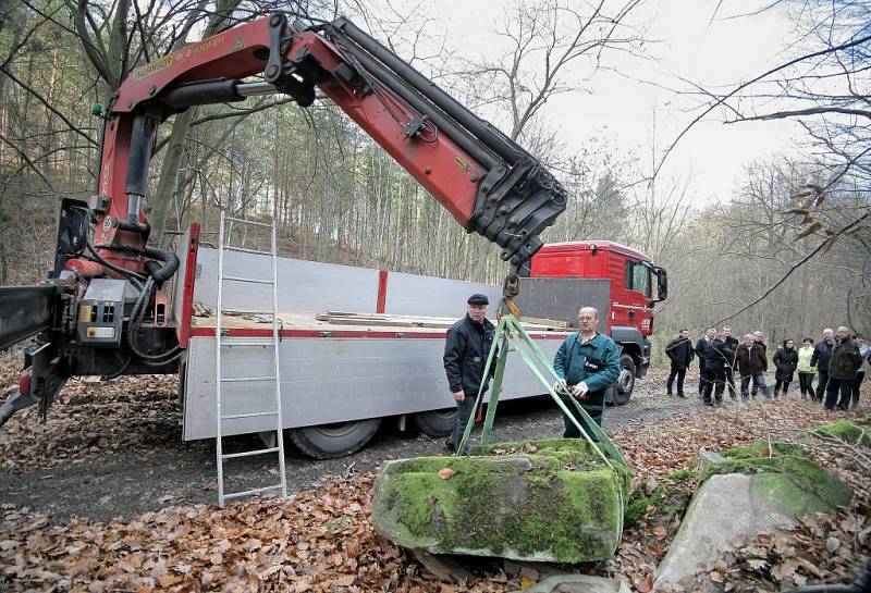 Z lesa poblíž dukovanské jaderné elektrárny ve středu dělníci s pomocí těžké techniky vyzvedli kamenný kvádr, který bude symbolickým základním kamenem pátého bloku elektrárny.