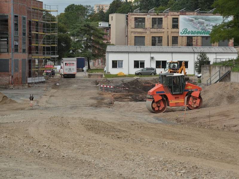 V bývalé obuvnické továrně v Borovině se intenzivně pracuje. Tam, kde dříve byla kotelna, nyní vyrůstá Dům dětí a mládeže, konkrétně budova A. Stavba celkem za 25 milionů korun by měla být hotová do konce roku.